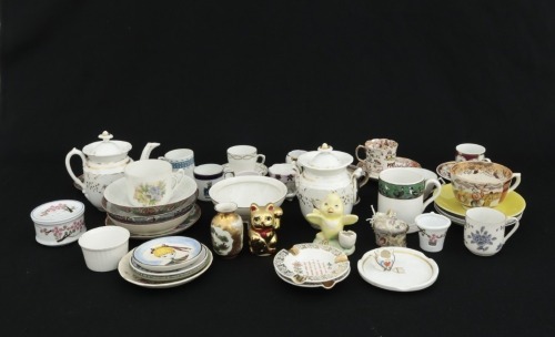 Lote 11 - CONJUNTO DIVERSO EM PORCELANA E FAIANÇA - Composto de cerca de 40 peças entre chávenas, pires, covilhetes, bule, açucareiro, caneca, cinzeiro e outros. Marcas e decorações variadas. Dim: 13 cm (bule)