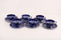 Lote 21 - FÁBRICA DE SACAVÉM, CHÁVENAS DE CHÁ EM FAIANÇA - 6 chávenas de chá com pires. Decoração a azul e filetes dourados. Dim: 5x9 cm (chávenas) e 14 cm (pires). Nota: pires marcados Gilman