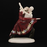 Lote 82 - ESCULTURA EM FAIANÇA - Casal de bailarinos com decoração policromada. Dim: 29 cm. Nota: marcada na base. Apresenta colagem no braço da bailarina