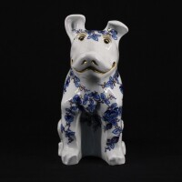 Lote 101 - MANGANI, CÃO EM PORCELANA - Escultura em porcelana com decoração a azul e dourado. Dim: 31 cm. Nota: marcada Mangani Firenze