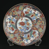 Lote 102 - PRATO EM PORCELANA JAPONESA - Decoração policromada com flores e pavões e ornamentos dourados, marcado na base, Made in Japan. Dim: 26 cm