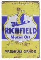 Lote 105 - PLACA PUBLICITÁRIA - Placa metálica com publicidade "Richfield Motor Oil". Dim: 30x20 cm. Nota: sem uso