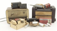 Lote 25 - CONJUNTO RADIOS E VÁVULAS - Conjunto devárias de peças como válvulas e radios antigos e portáteis. Nota com sinais de uso e armazenamento