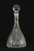 Lote 85 - CAPRI CRYSTAL, GARRAFA EM CRISTAL - Formato bojudo com tampa esférica em cristal, Italy. Com selo de garantia. Dim: 32 cm