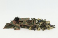 Lote 100 - SOLDADINHOS EM PLÁSTICO - Conjunto de cerca de 100 soldadinhos juntos com algumas peças de armamento e 9 peças em plástico de forte camuflado. Dim: 8 cm (soldadinhos maiores). Nota: falhas e defeitos