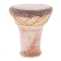 Lote 132 - TAMBOR DARBUKA, TUNÍSIA - Instrumento musical artesanal em cerâmica e pele do Norte de África. Dim: 17x15 cm. Nota: sinais de uso