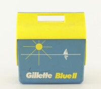 Lote 207 - CAIXA TÉRMICA - Caixa em plástico azul e amarelo com publicidade à "Giççette Blue II". Dim: 31x30x21 cm. Nota: sinais de uso