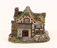 Lote 246 - MODELO DE CASA - Em resina policromada representando "Cottage" inglês. Dim: 10x13x10 cm