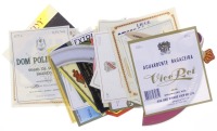 Lote 266 - RÓTULOS DE BEBIDAS, COLECCIONISMO - Conjunto de 31 rótulos ou etiquetas de vinhos, espumantes e licores de diversos engarrafadores, alguns estrangeiros. Dim: 12x11 cm (maior). Nota: sinais de uso