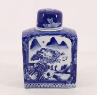 Lote 332 - FRASCO DE CHÁ EM PORCELANA ORIENTAL - Frasco com tampa. Decoração a azul com paisagens. Dim: 18 cm