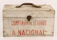 Lote 405 - MALA EM MADEIRA - Mala em madeira pintada de branco com a inscrição a encarnado "Companhia de Seguros A Nacional". Pega e fecho em metal. Interior com suporte para 4 frascos. Dim: 20x35x18 cm