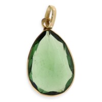 Lote 56 - PENDENTE EM PEDRARIA E OURO 19,2 KT - Toque 800 (ouro). Pendente em pedra verde em talhe pêra. Aro e argola de suspensão em ouro. Peso total: 1,2 g. Dim: 17 mm. Nota: com marcas de contraste