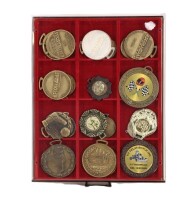 Lote 65 - MEDALHAS - Conjunto de 22 medalhas com diversas temáticas em variadas ligas metálicas apresentadas em caixa arquivadora da Lindner. Dim: 7 cm (maior)