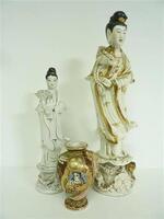 Lote 9100 - Lote de 2 estatuetas de porcelana oriental representando deusas da sorte, decoração branco e dourado, com 22 cm e 30 cm de altura e jarra satsuma com 10 cm de altura (peças com defeitos)