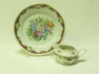 Lote 9114 - Lote de prato de bolo e leiteira de porcelana Limoges, com decoração floral com dourados, prato com 25 cm de diâmetro e leiteira com 16 cm de comprimento 