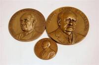 Lote 9119 - Lote de 3 medalhas de bronze, medalha Guglielmo Marconi datada de 1951, com 4 cm de diâmetro, medalha Prof. Eduardo Coelho 1895-1974, com 7 cm de diâmetro e medalha de Prof. Aleu Saldanha, radiologia de 1923-1973, com 8 cm de diâmetro