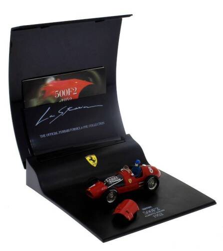 Lote 48 - Miniatura de automóvel Ferrari 500 F2 de Alberto Ascari 1952 da marca Ferrari Official Formula One Collection. Dim: 9 cm. Notas: completo com caixa