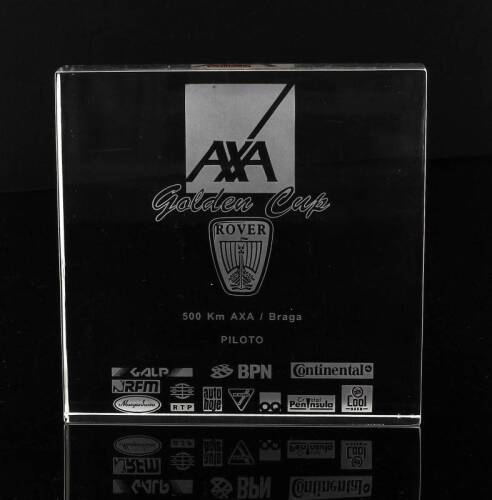 Lote 85 - Troféu em cristal Axa Golden Cup dos 500 km Axa Braga (Piloto). Dim: 12x12x2 cm.