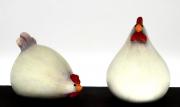 Lote 186 - Conjunto de 2 galinhas em cerâmica policromada com pintura manual. Dim. 13.5x13cm/ 10x14.5cm. Nota: Novo com etiqueta.