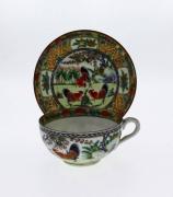 Lote 187 - Conjunto de chávena de chá e pires em porcelana chinesa, decorado com motivos de galos e flores, marcas na base. Nota: sinais de uso