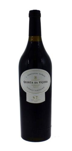 Lote 1013 - Garrafa Vinho Tinto, João Portugal Ramos, Quinta da Viçosa, Syrah-Trincadeira, 2001, Região do Alentejo.(750ml-14,5%vol). Nota: À venda em site da especialidade €25,00 - http://garrafeiratiopepe.pt/vinhos/tinto/vinhotintoquintadavicosasyrahtri