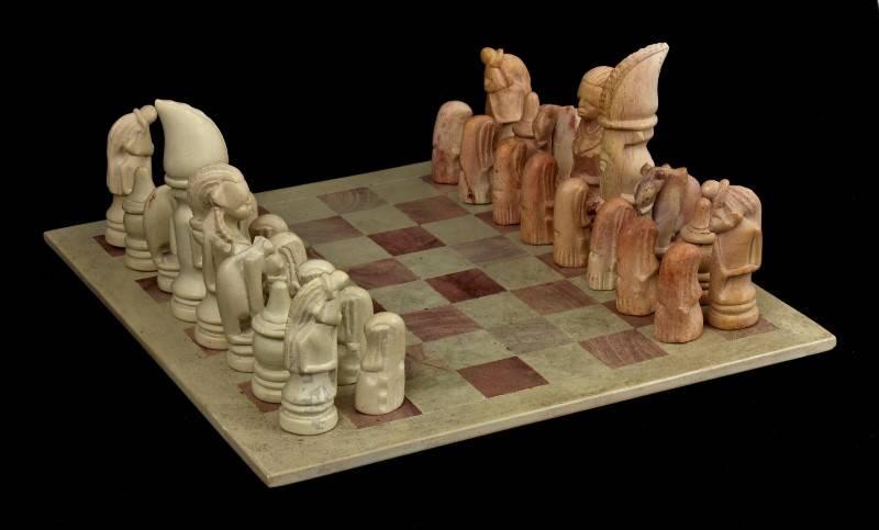 Jogo de xadrez com peças esculpidas em pedras: um lote