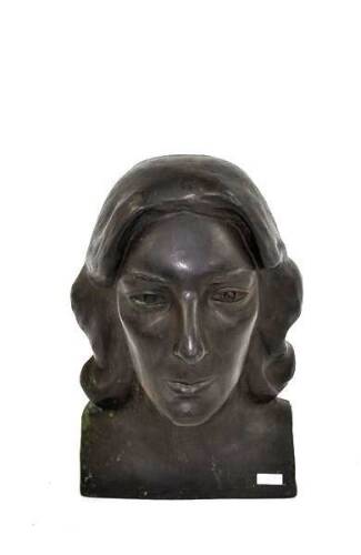 Lote 3067 - Escultura em bronze de Isabel Meyrelles, busto feminino - ORIGINAL - assinado e datado de 1975, com 34x24x28 cm. Escultora e poetisa portuguesa nascida em 1929. Começou cedo o seu interesse pela escultura, aos 16 anos iniciou os estudos no Por