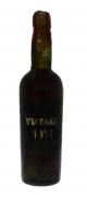 Lote 1998 - Garrafa de Vinho do Porto, Krown´s, Vintage, 1957. Nota: À venda em site da especialidade €569,00 - http://portwineportugal.com/krohn-port-wine/337-vintage-1957-.html ,