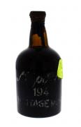 Lote 1999 - Garrafa de Vinho do Porto, Nieport, Vintage Port, de 194?, Nota: A inscrição na garrafa está pouco legível, no entanto, está á venda em site da especialidade garrafa idêntica do Ano 1945, €2750,00 - http://www.garrafeiranacional.com/1945-niepoort-vintage-porto.html