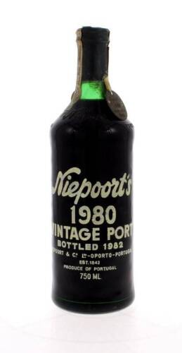 Lote 1262 - Garrafa de Vinho do Porto, Niepoort´s, Colheita 1980, Vintage Port, Engarrafado 1982, Niepoort & Cª, (750ml). Nota: À venda em site da especialidade €133,60 - http://www.hourlierwines.co.uk/products/1980-niepoort-vintage-port