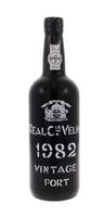 Lote 1742 - Garrafa de Vinho do Porto, Real Companhia Velha, Colheita 1982, Vintage Port, (750ml-21%vol). Nota: À venda em site da especialidade €68,00 - http://www.garrafeiranacional.com/1982-real-companhia-velha-vintage-porto-4960.html