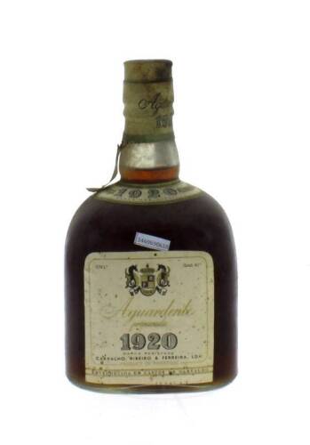 Lote 1010 - 3132 - Garrafa de Aguardente Preparada, 1920, Quadrada, Carvalho Ribeiro & Ferreira, (740ml-40%vol). Nota: Pela sua raridade está à venda em sites, Custo Justo, Usados e baratos, pelo valor de €250,00 a 300,00.