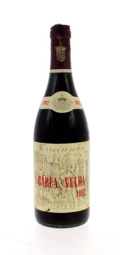 Lote 3238 - Garrafa de Vinho Tinto, Barca Velha, Colheita 1982, Ferreirinha, A.A. Ferreira, (750ml-12%vol). Nota: À venda em site da especialidade €375,00 - http://www.wine-searcher.com/find/barca+velha/1982/portugal